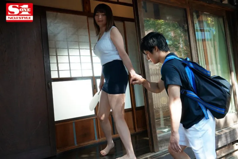 Anh chàng dâm đãng cậu bé khi nhìn trộm em họ "đi ngoài" với chồng