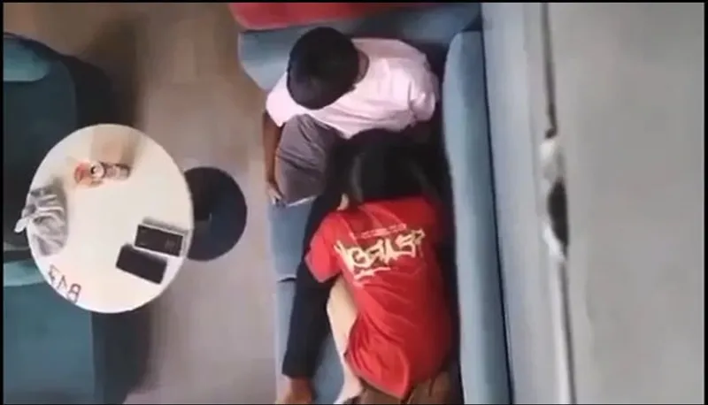 Quay lén người tình bú liếm cho tình nhân nơi công cộng