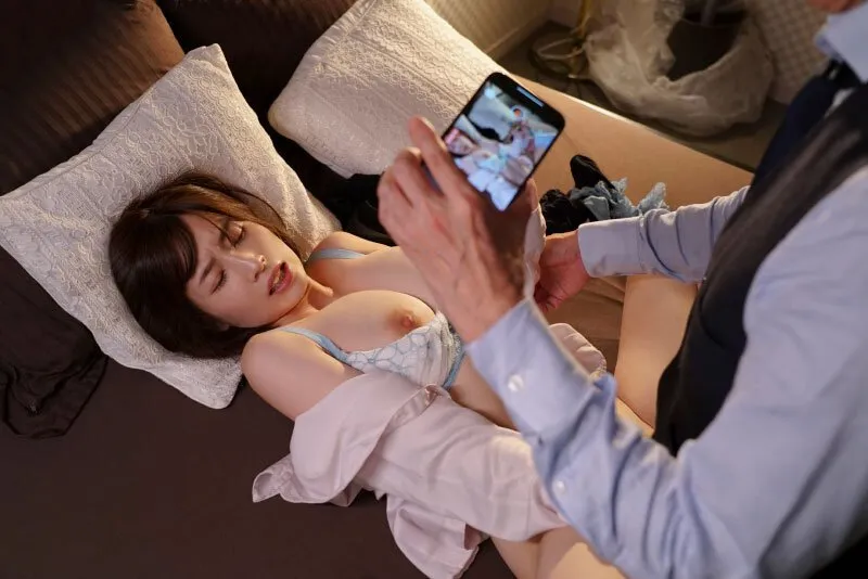 Cấp trên chuốc thuốc em thư ký bắt nắc cả đêm khi đi công chuyện xa