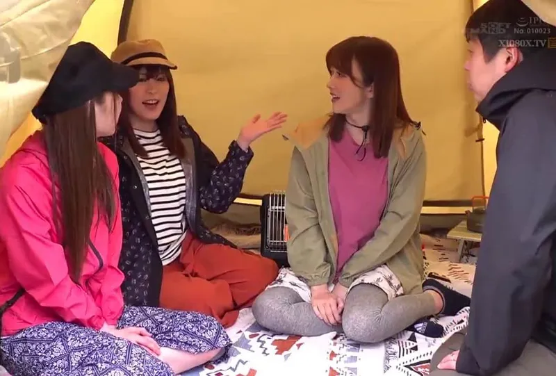 Chuyện lạ đời, ông chồng thay vợ đi cắm trại với mấy cô bạn của vợ yêu ở khu phố…