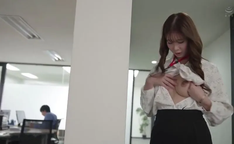 Bí ẩn đằng sau cô nhân viên có vẻ ngoài nghiêm nghị, hóa ra là "nữ hoàng dâm đãng" đích thực.