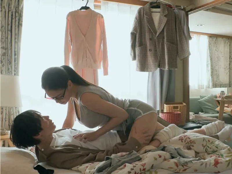 được chị nhà bên "an ủi" khi cô bạn gái đi ngoại tình